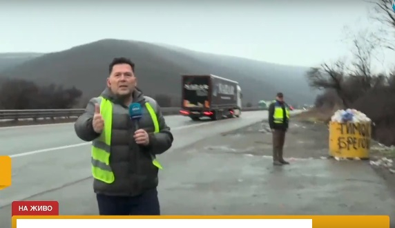 Румен Бахов спря в аварийната лента на АМ "Хемус" и побесня заради настъпено ла*но и... ВИДЕО