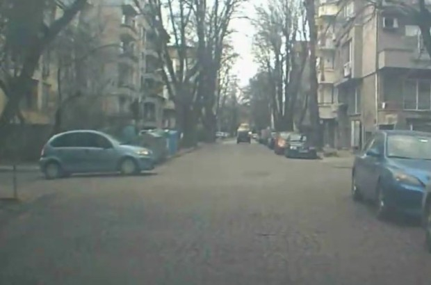 Просто мога да ти кажа, че си мегамалоумник! Защо шофьор се кара на друг на кръстовище в Пловдив ВИДЕО СЪС ЗВУК