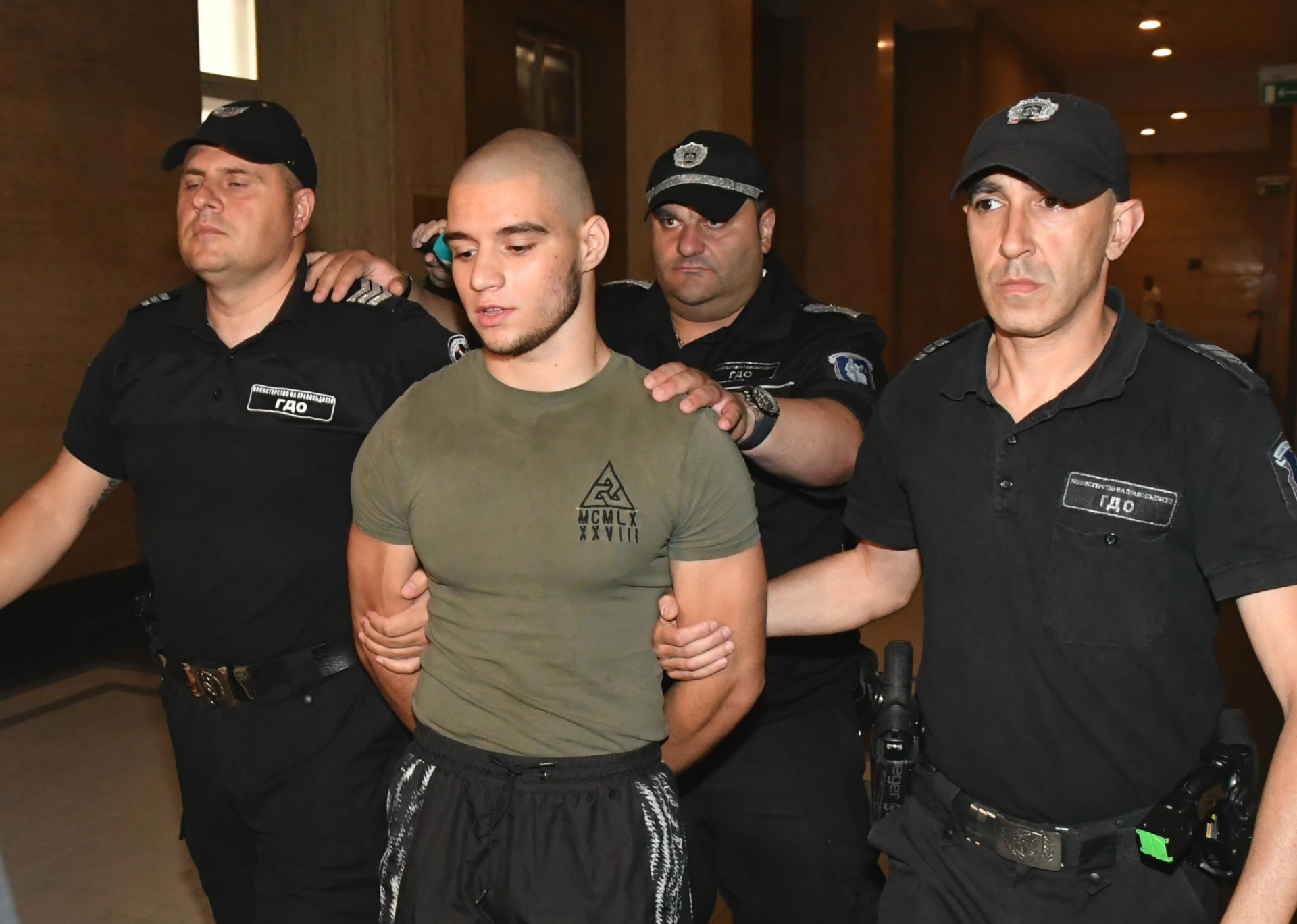 Полицията нахлу при прокурорския син в Перник