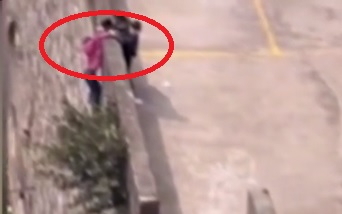 Шокиращо ВИДЕО: Момиче се спъна и тръгна да пада от висока стена, но стана нещо невероятно