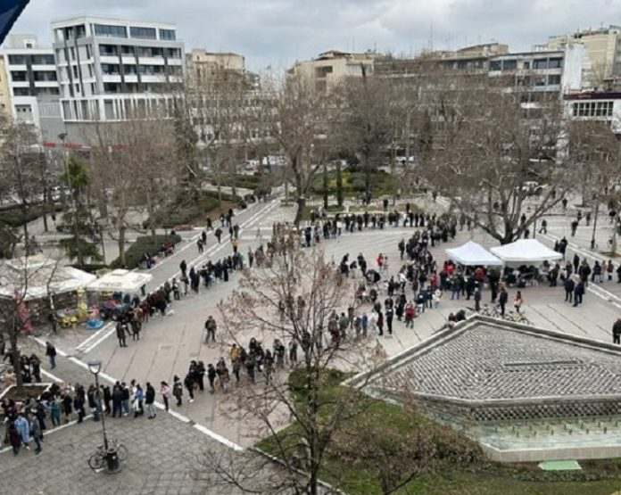 Арестуваха началника на гарата в Лариса, пред болницата става нещо невероятно ВИДЕО