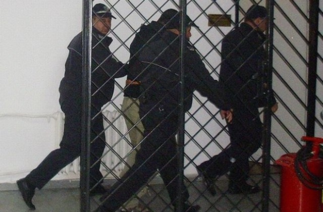 Голяма драма за дясната ръка на Братя Галеви и жена му в ареста СНИМКИ