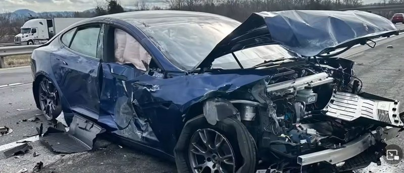 Чисто нова Tesla "живя" само три часа преди сблъсък с камион ВИДЕО