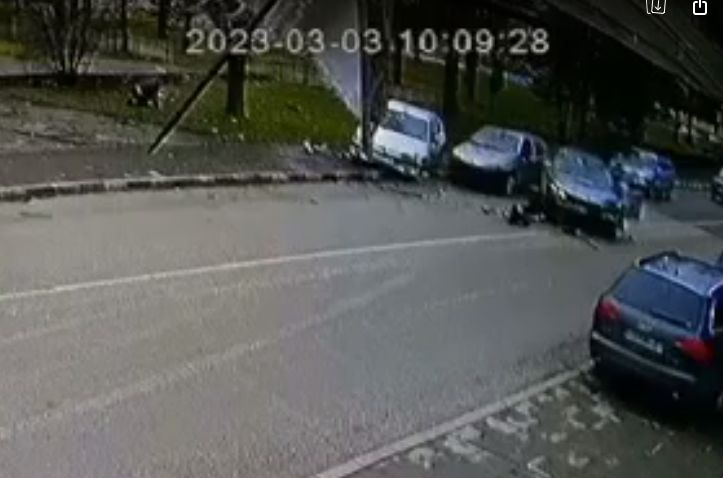  Само в БЛИЦ: Джигит с БМВ връхлетя паркирани коли, едната отскочи и всички изтръпнаха! Зрелищно ВИДЕО