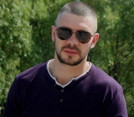 Гей жиголо удуши с колан бащата на COVID-ваксината "Спутник V" СНИМКИ