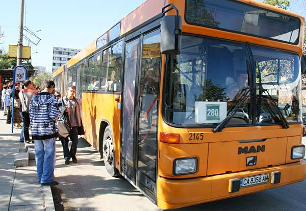 Пътничка в автобус 280: Плешив и дебел чичка започна да си го откърква в коленете ни. Изпищях и... 