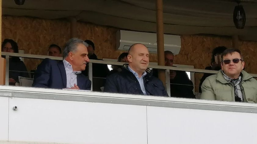 Радев отиде да гледа кушиите, ето кой е с него СНИМКИ