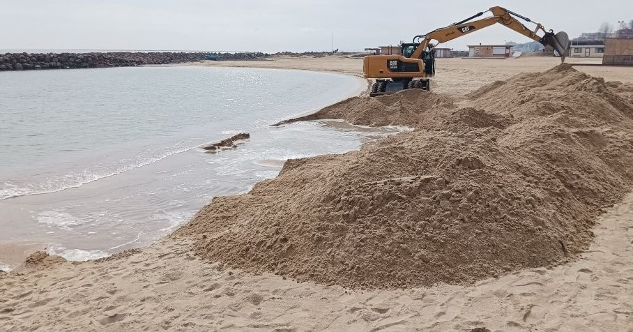 Багер разкопа плаж в Равда, пристигна полиция и... СНИМКИ