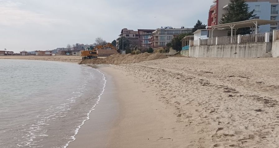 Багер разкопа плаж в Равда, пристигна полиция и... СНИМКИ
