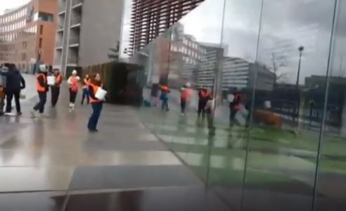 Екоактивистите пак атакуват, удариха Бундестага ВИДЕО