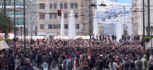 Атина пламна, демонстранти и полицаи влязоха в нов остър сблъсък ВИДЕО 
