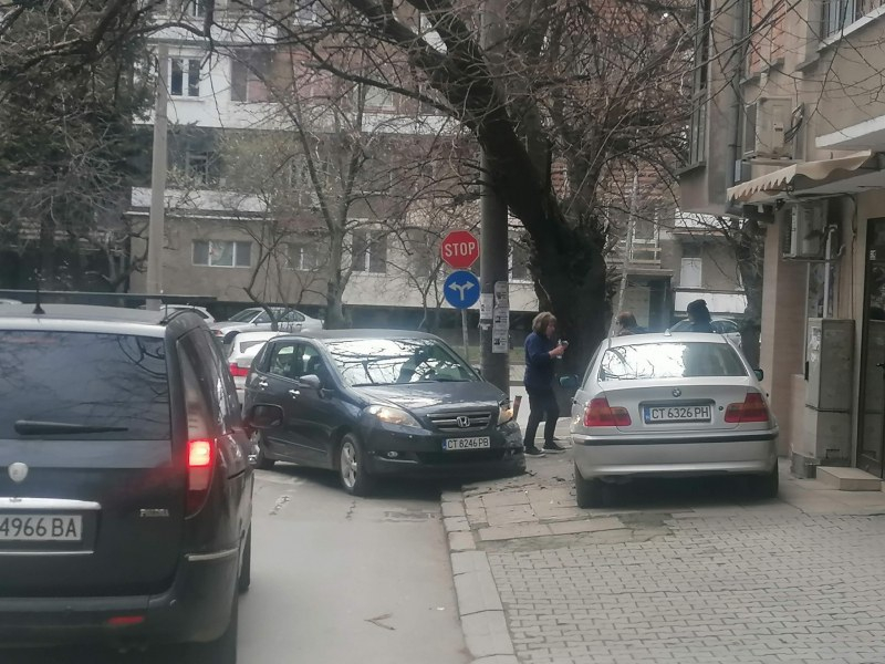 Шофьор на БМВ паркира на тротоара в Стара Загора и ето какво му се случи СНИМКА 
