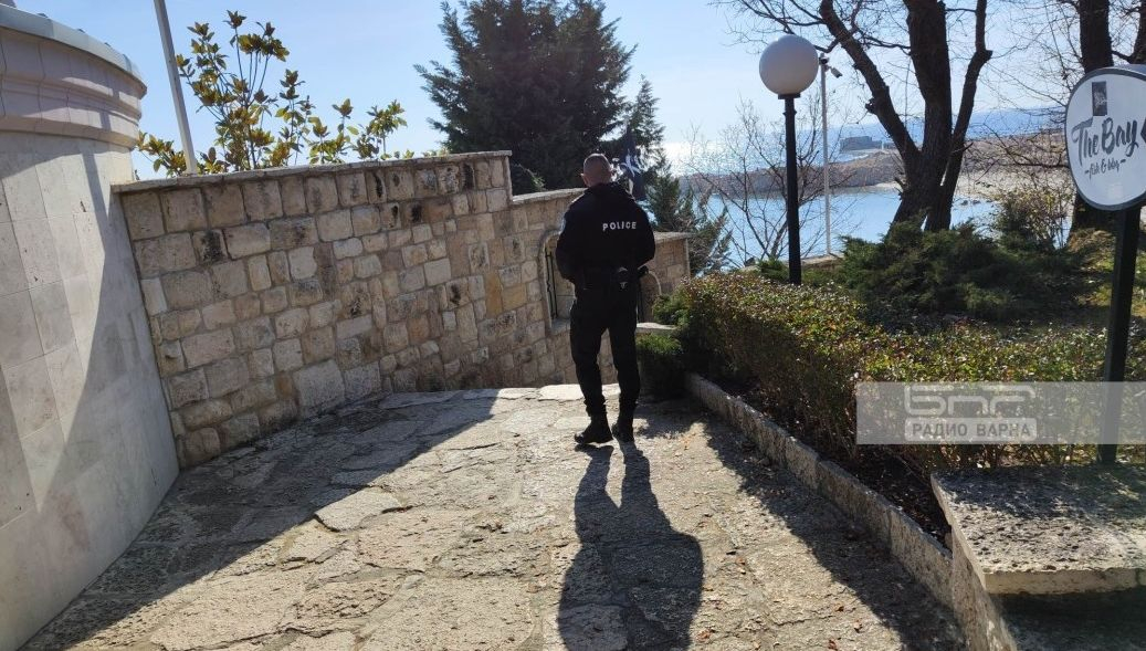 Полиция обърна с хастара навън луксозната вила на морето на Велико Желев СНИМКИ