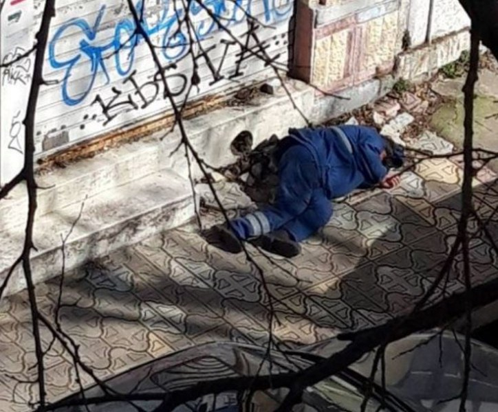 Пиян лежи на тротоара, дойде линейка и мрежата завря заради спешните медици