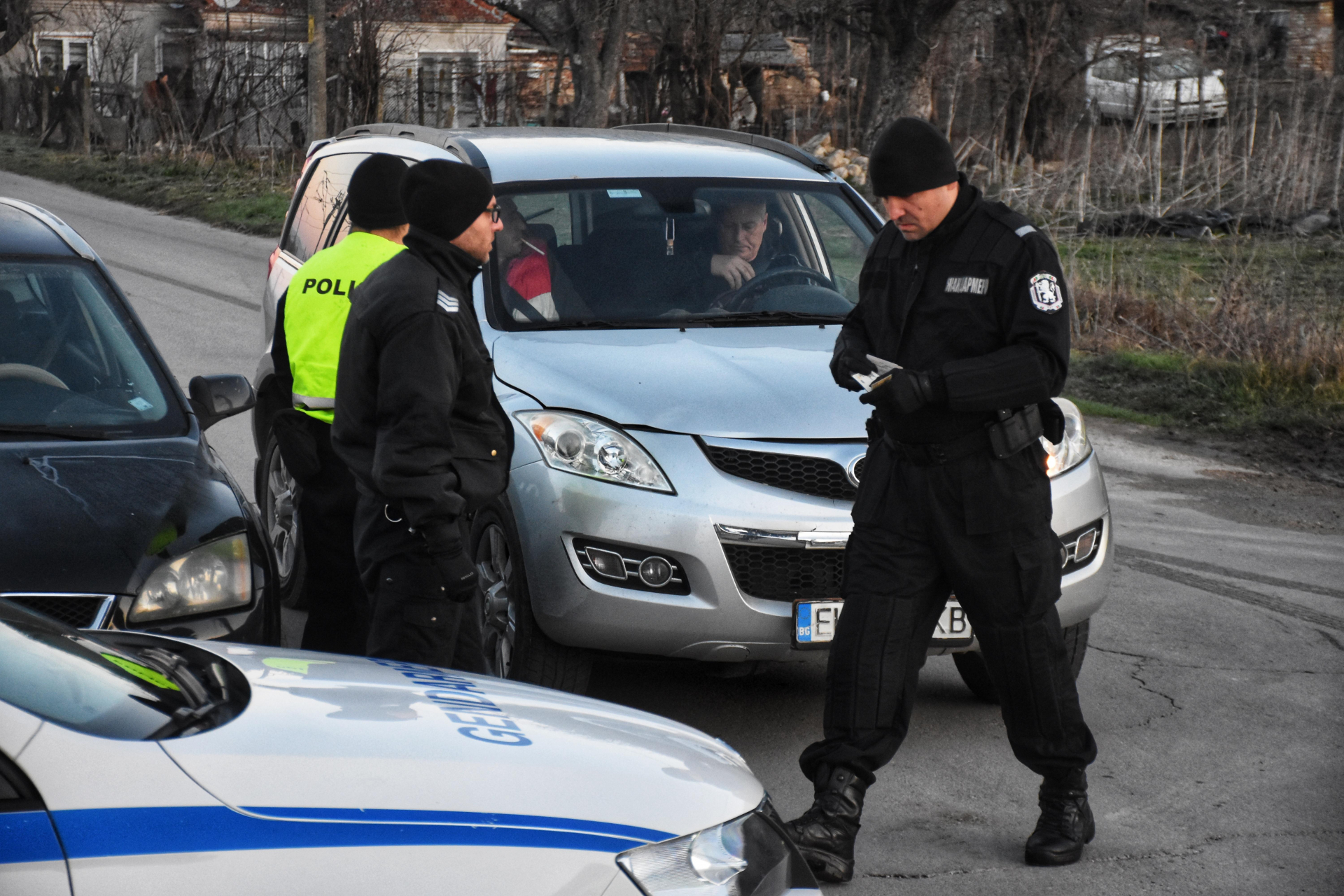 Поздрави от Пламен и дай 30 бона: Възрастна жена си скубе косите ВИДЕО