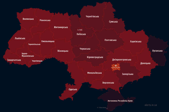 Мащабно въздушно нападение в Украйна: чуват се експлозии, има попадения
