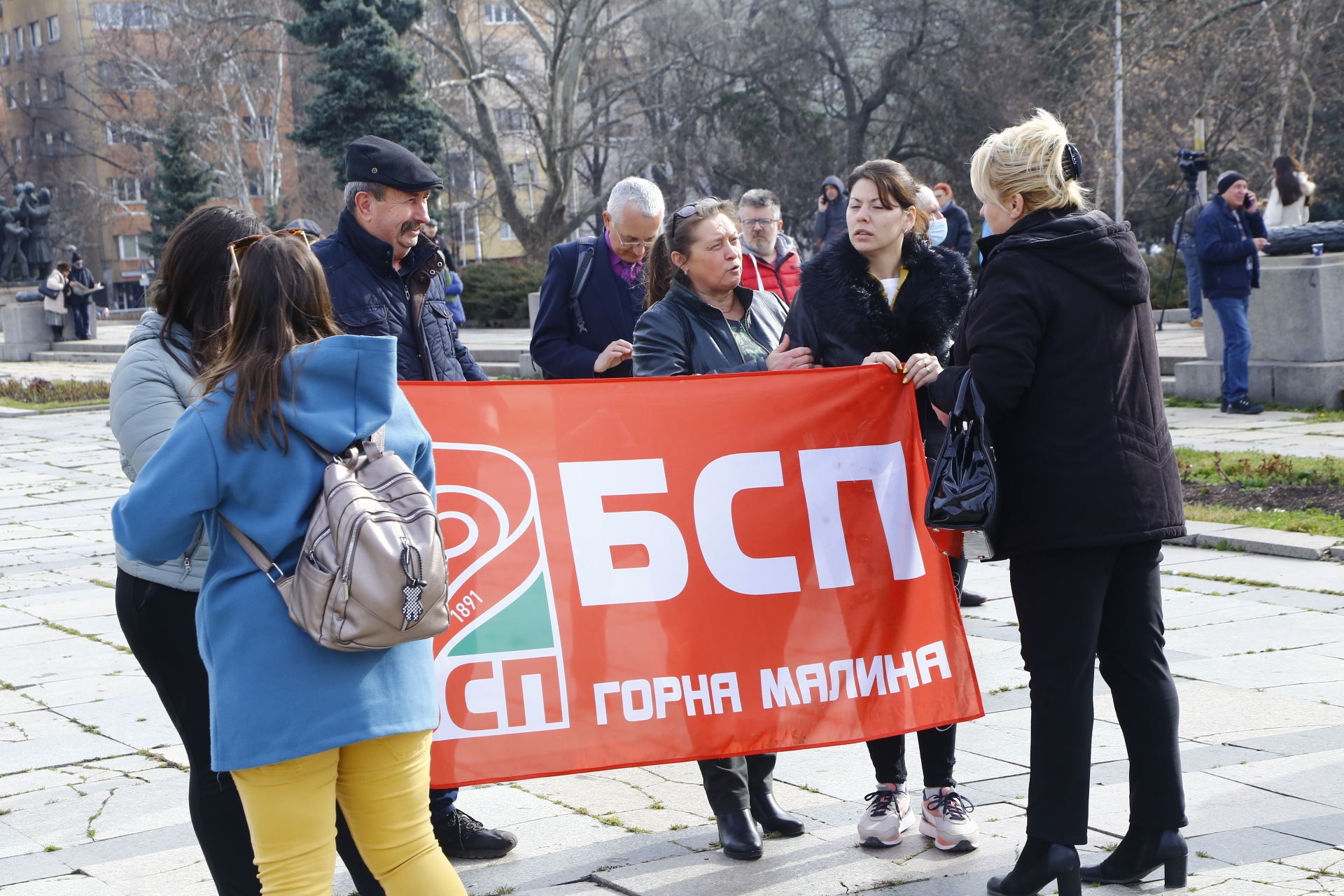 Хора се стичат да бранят Паметника на Съветската армия, гъмжи от полиция СНИМКИ