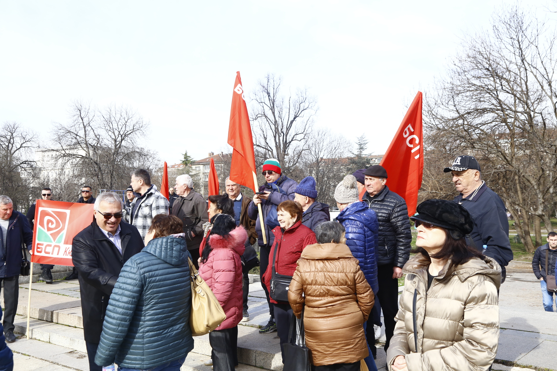 Хора се стичат да бранят Паметника на Съветската армия, гъмжи от полиция СНИМКИ