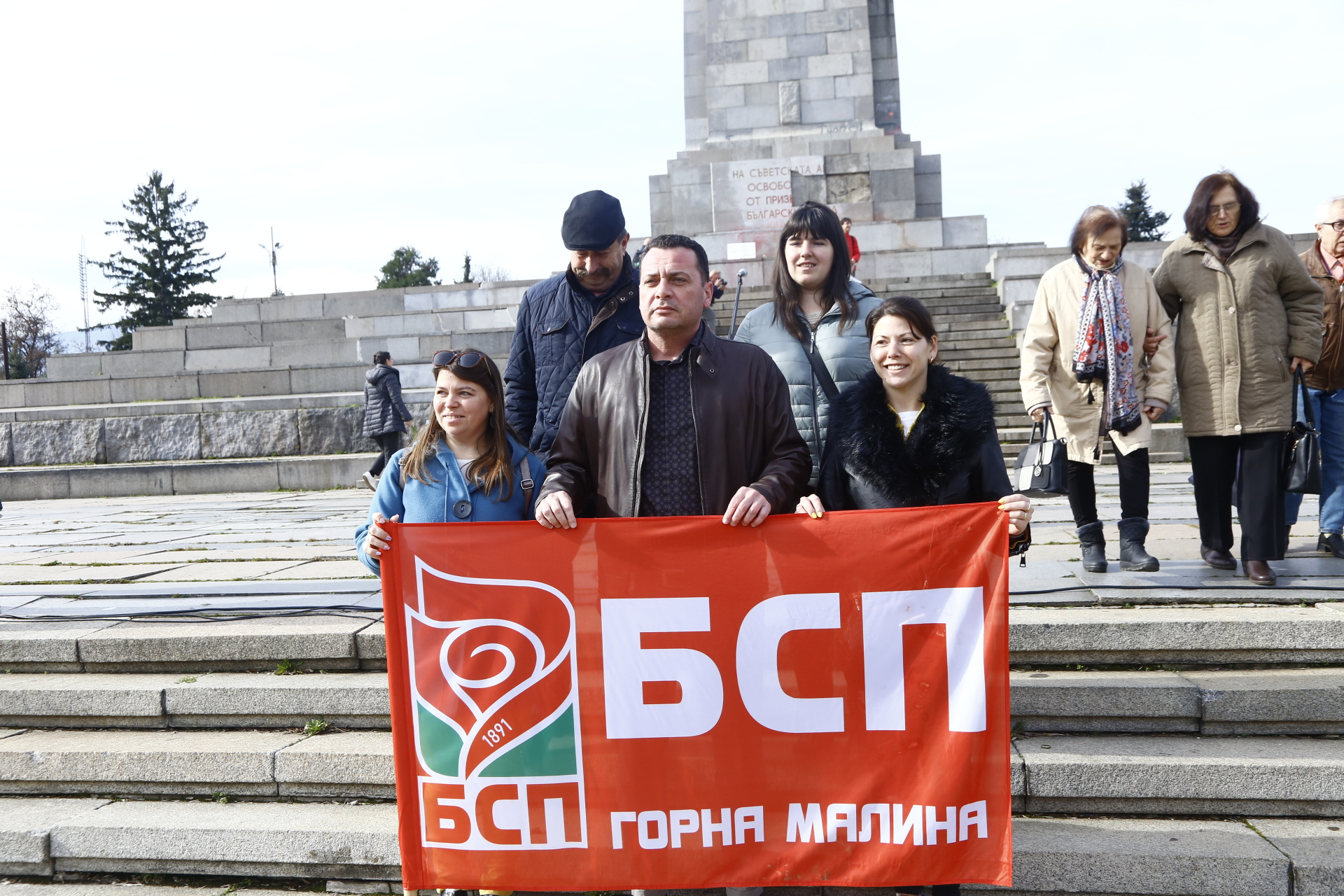 Хора се стичат да бранят Паметника на Съветската армия, гъмжи от полиция СНИМКИ
