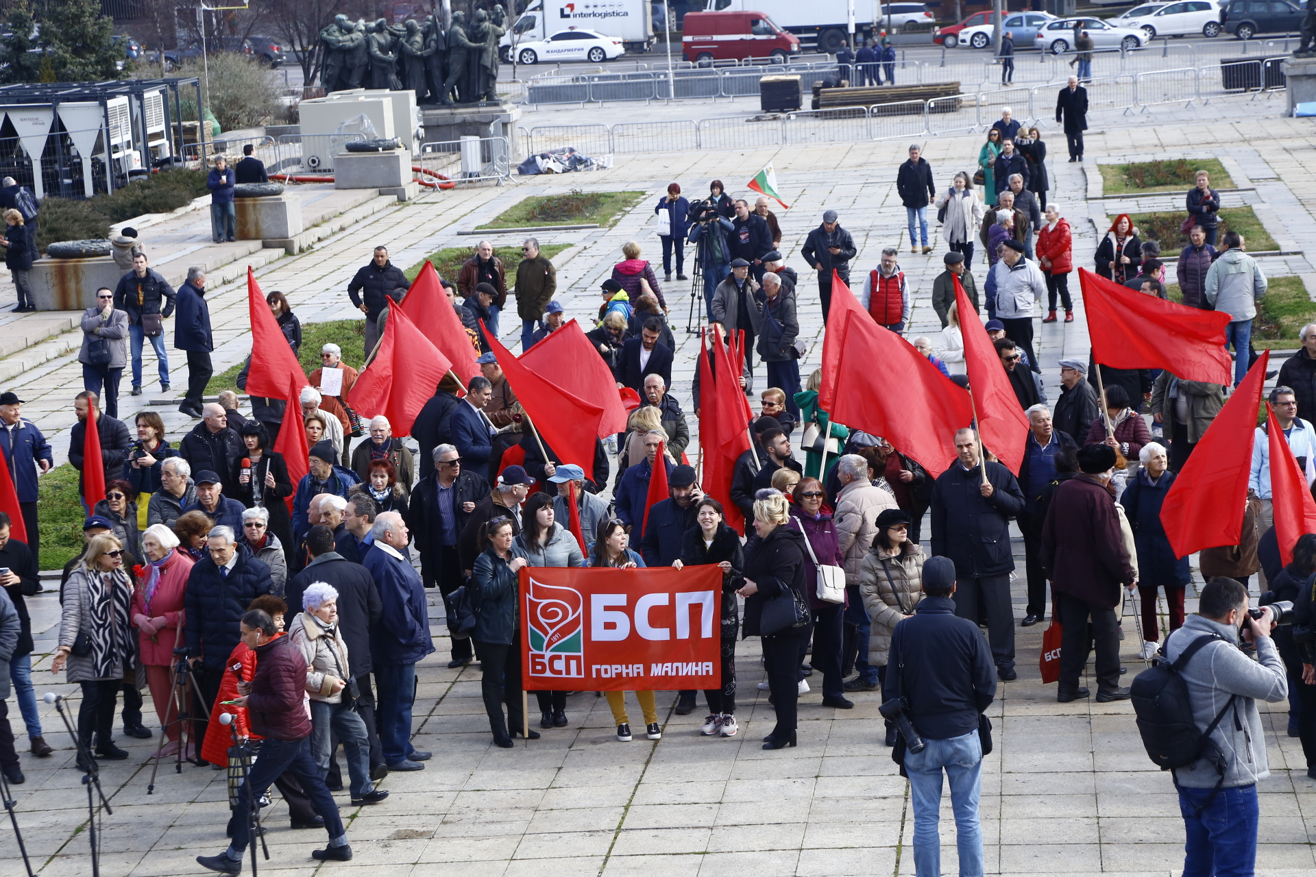 Хора се стичат да бранят Паметника на Съветската армия, гъмжи от полиция СНИМКИ