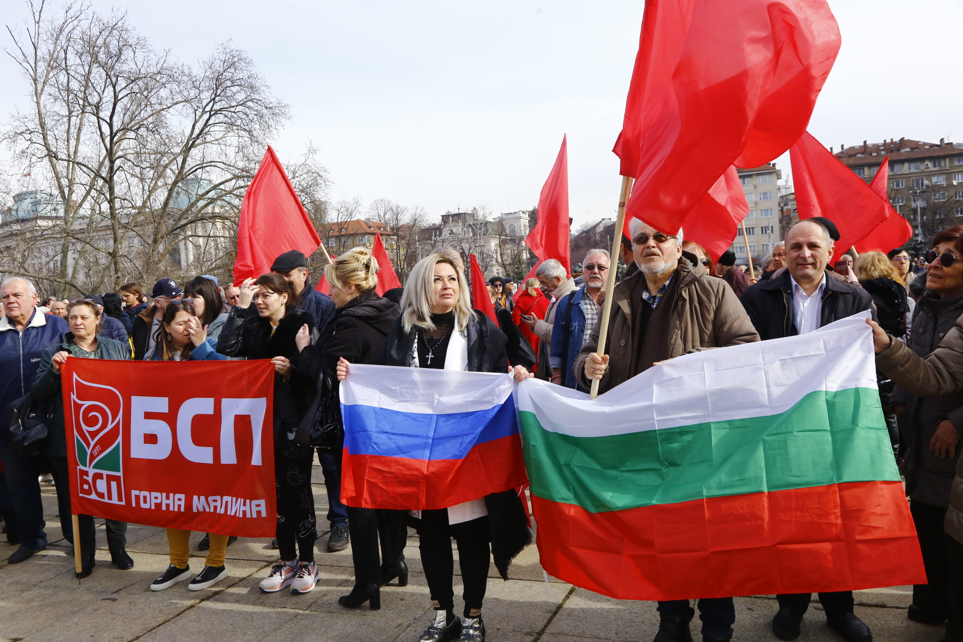 Хора се стичат да бранят Паметника на Съветската армия, гъмжи от полиция СНИМКИ