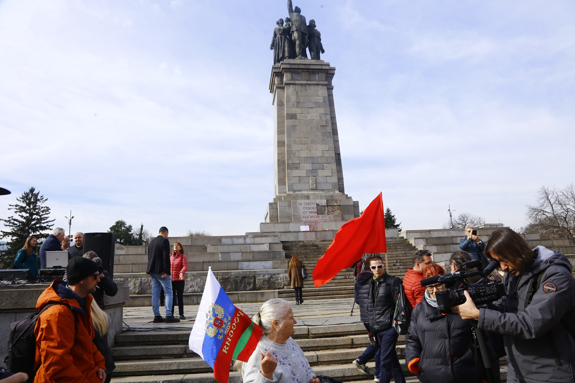 Хора се стичат да бранят Паметника на Съветската армия, гъмжи от полиция СНИМКИ