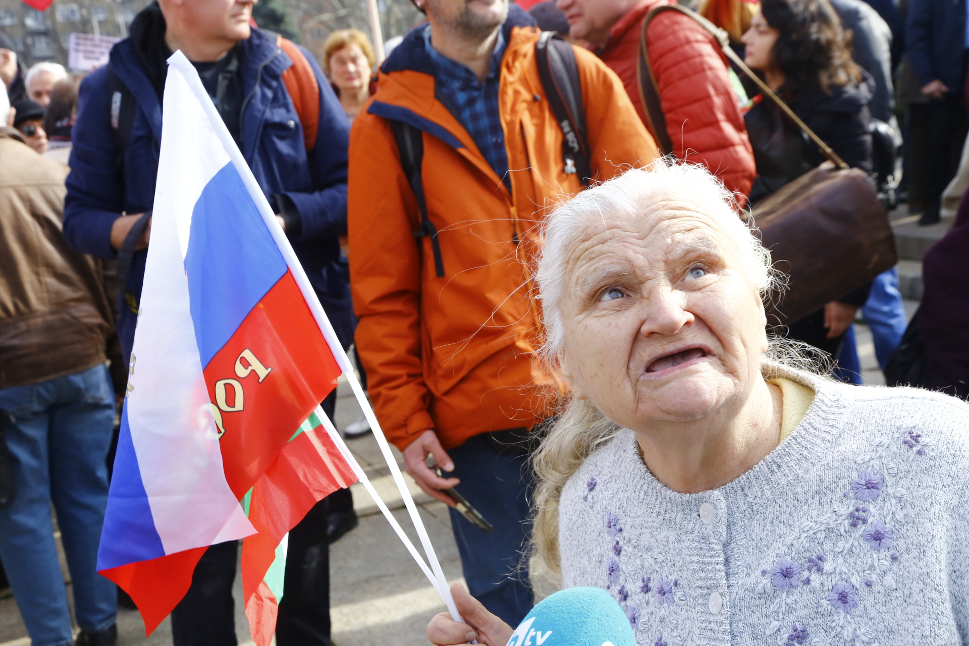 Хора се стичат да бранят Паметника на Съветската армия, гъмжи от полиция СНИМКИ