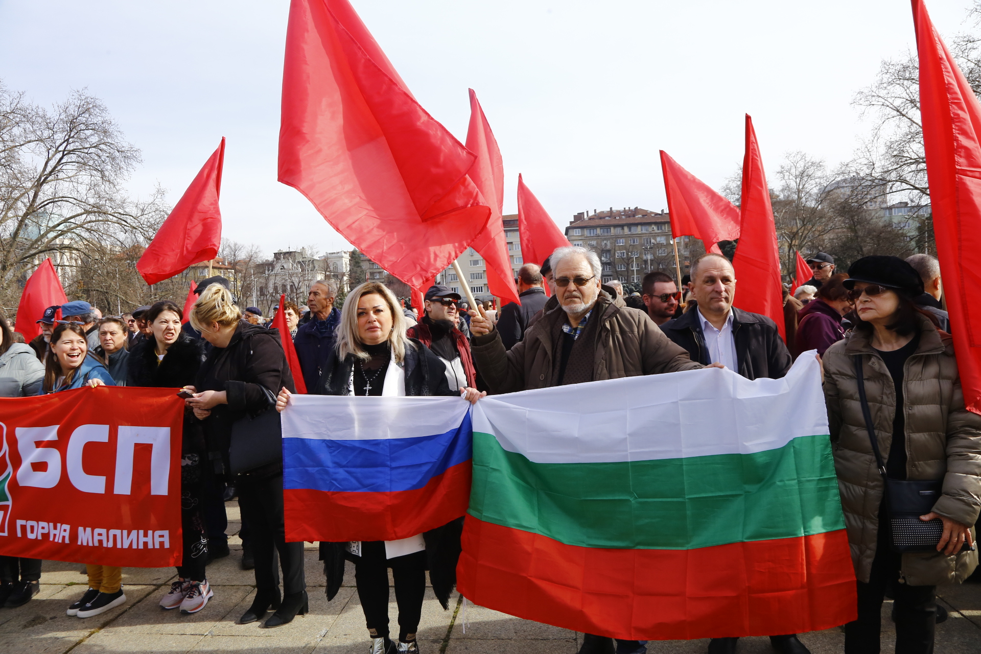 Хора се стичат да бранят Паметника на Съветската армия, гъмжи от полиция СНИМКИ