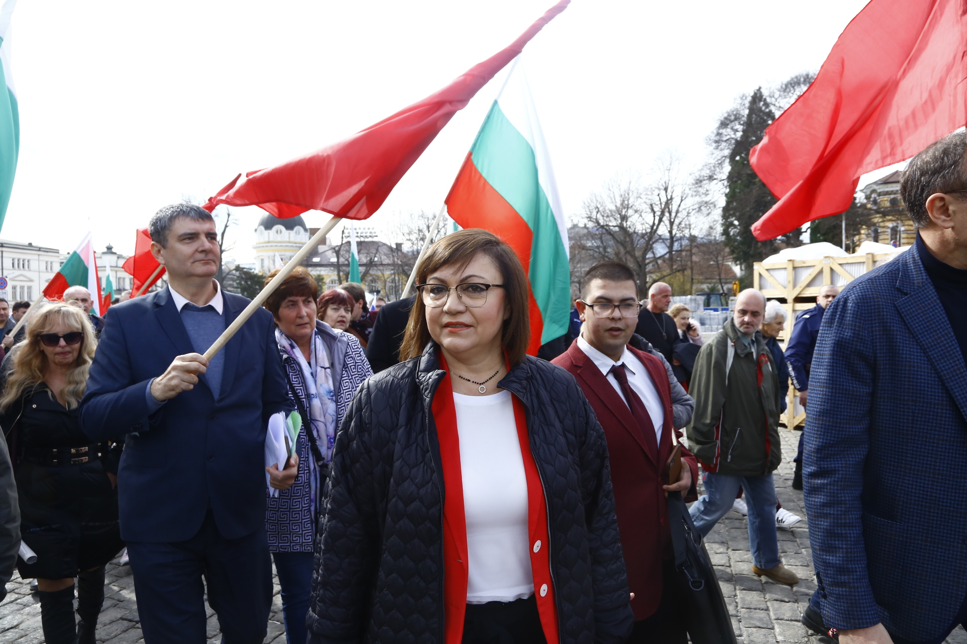 Защитници на Паметника на Съветската армия атакуваха с яйца и червена боя общината БЛИЦ TV
