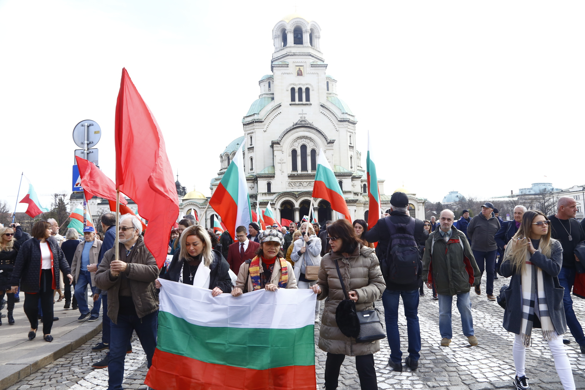 Защитници на Паметника на Съветската армия атакуваха с яйца и червена боя общината БЛИЦ TV