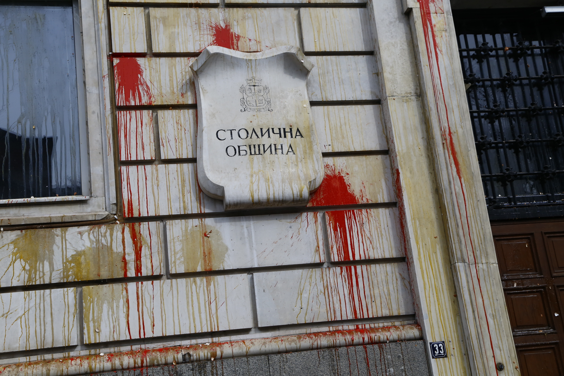 Защитници на Паметника на Съветската армия атакуваха с яйца и червена боя общината БЛИЦ TV