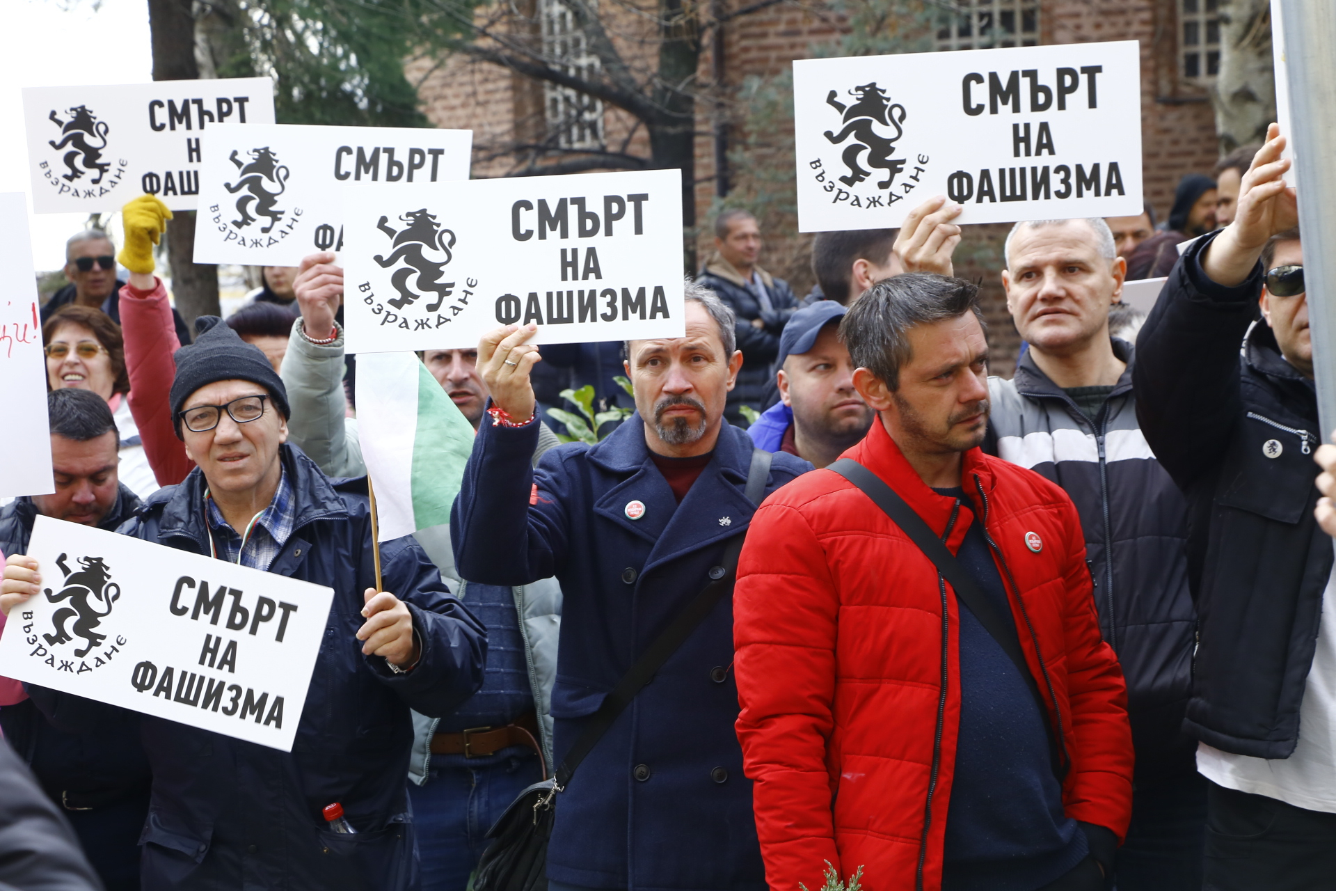 Защитници на Паметника на Съветската армия атакуваха с яйца и червена боя общината БЛИЦ TV