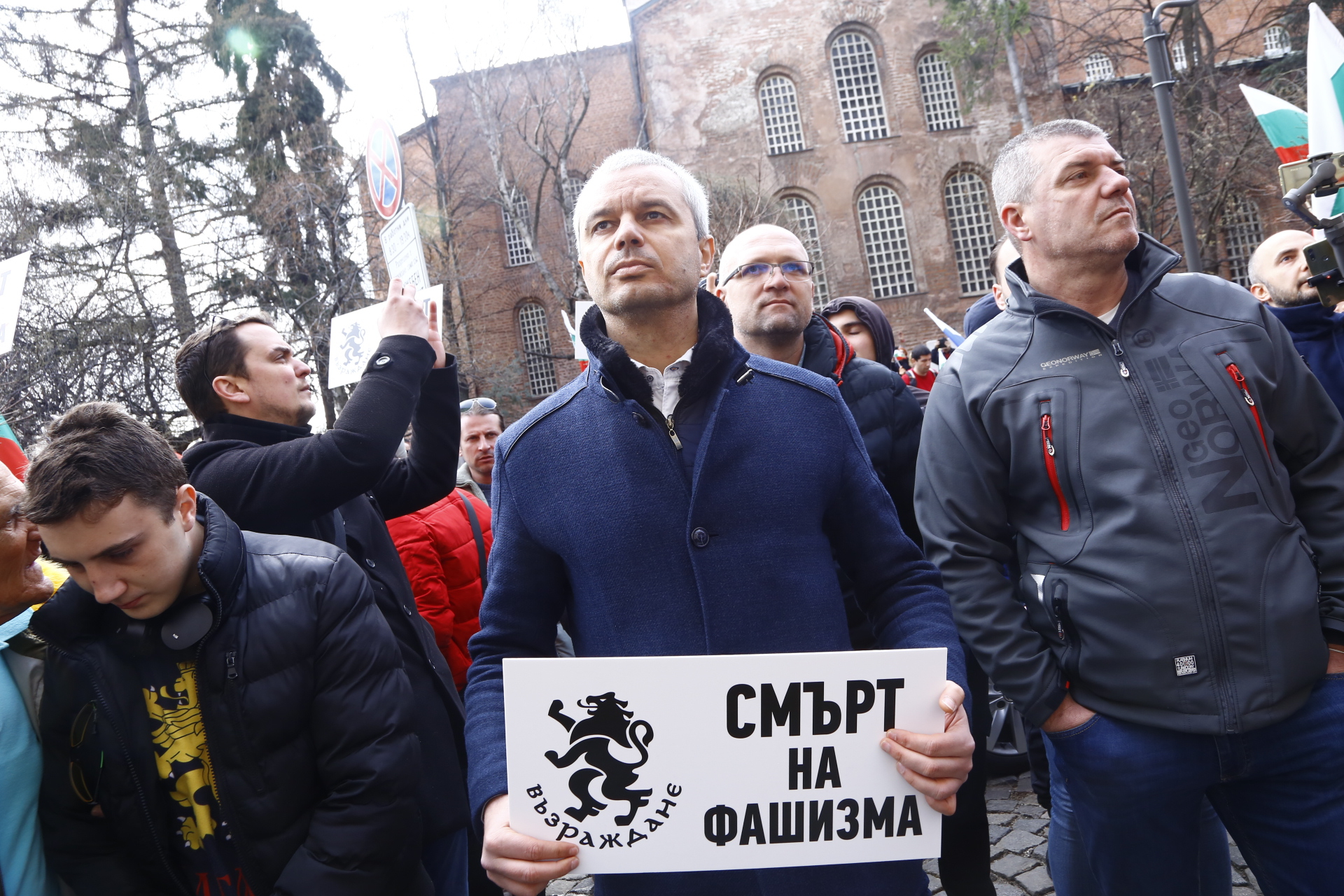 Защитници на Паметника на Съветската армия атакуваха с яйца и червена боя общината БЛИЦ TV