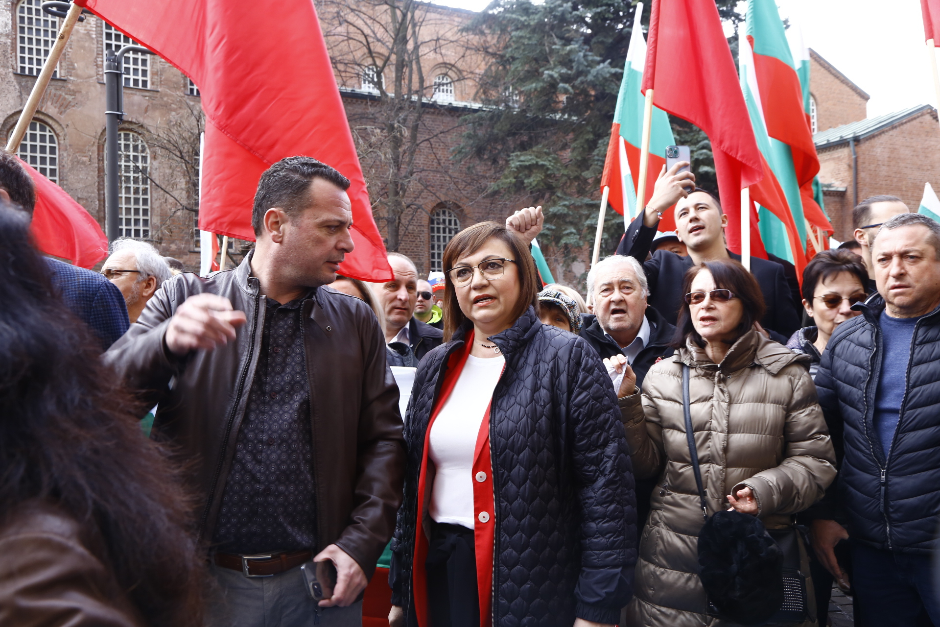Защитници на Паметника на Съветската армия атакуваха с яйца и червена боя общината БЛИЦ TV