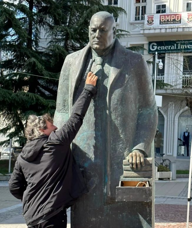 Копаят дъното: ДСБ-ар с пистолет, Ганев и Гюров от ПП/ДБ се гаврят с паметник на Борисов далеч от София