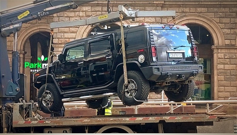It's Hummer time: Паяк направи нещо невиждано и нечувано на пъпа на София ВИДЕО