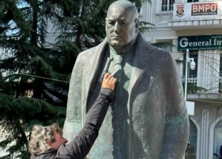 Копаят дъното: ДСБ-ар с пистолет, Ганев и Гюров от ПП/ДБ се гаврят с паметник на Борисов далеч от София