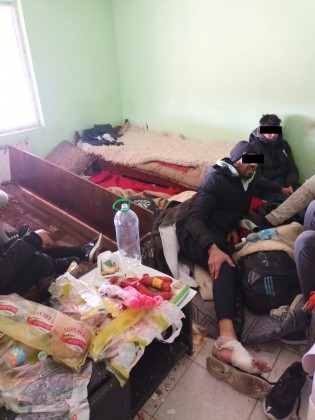 Разбиха депо за трафик на хора в Карнобатско, ето как спипаха и шестима мигранти вътре ВИДЕО