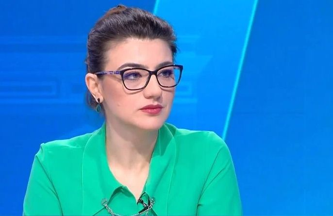 В главицата на Ленчето се блъскат заблудени пеперуди, а нацията умира от смях