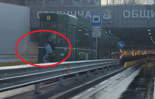Столичани изтръпнаха заради тези СНИМКИ на дете и постъпката му