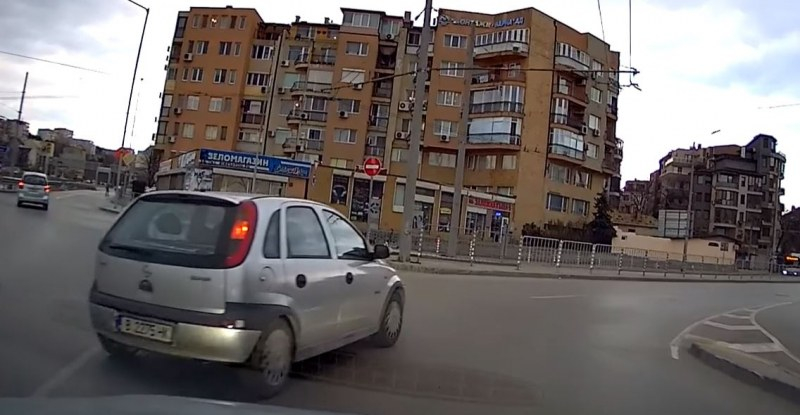 ВИДЕО показа какви ги върши шофьорка на кръгово във Варна 