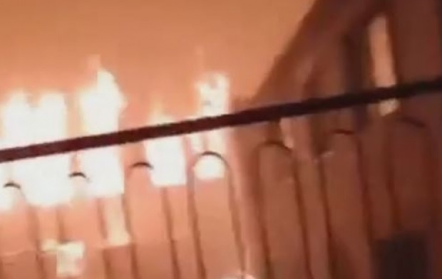 В Бахмут горят десетки сгради от района на позиции на ВСУ ВИДЕО