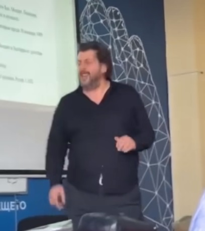 Преподавател от УНСС пее скандална чалга песен пред студентите ВИДЕО