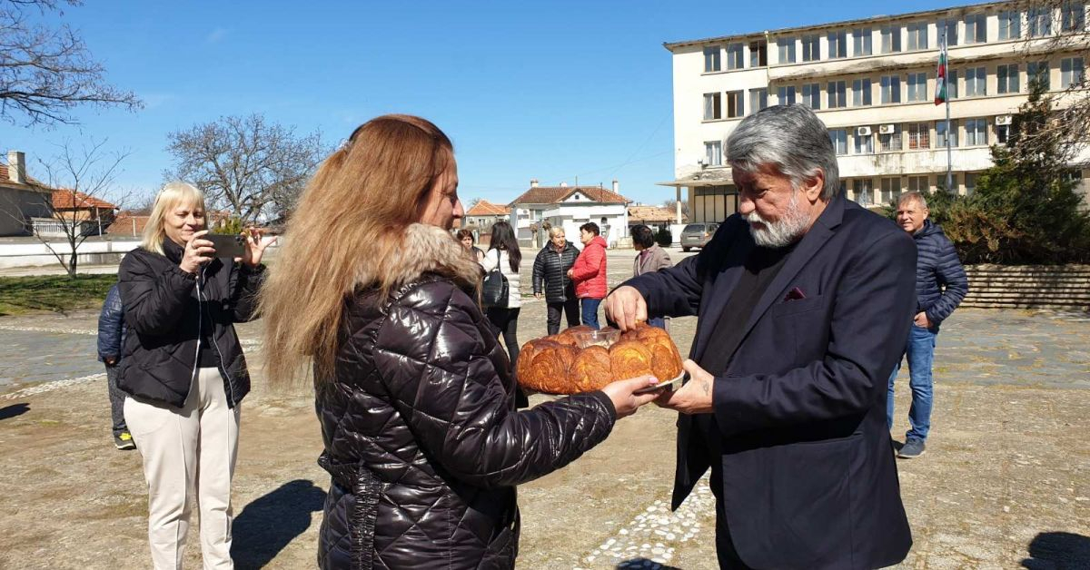 Обичан от мнозина българин бе посрещнат с хляб и сол в Чоба и каза какво зло са ПП  
