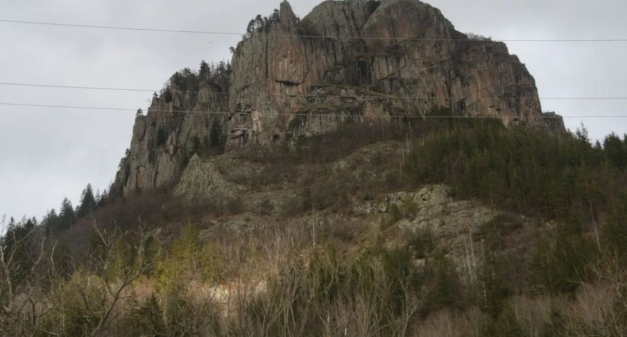 Зловеща находка в подножието на скала Невястата