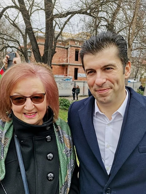 Възрастна фенка на Петков говори страстно за дупета и дудуци