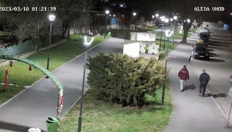 Хора се стичат към Проваления камък в планината Славянка до с. Петрово СНИМКИ