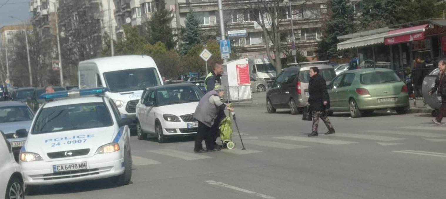 Полицай взриви мрежата с тази прекрасна постъпка СНИМКИ