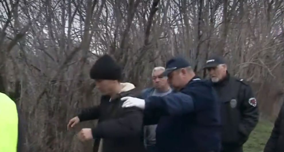 Ченгета тарашат съмнителни младежи в Бургаско, оказаха се... ВИДЕО  
