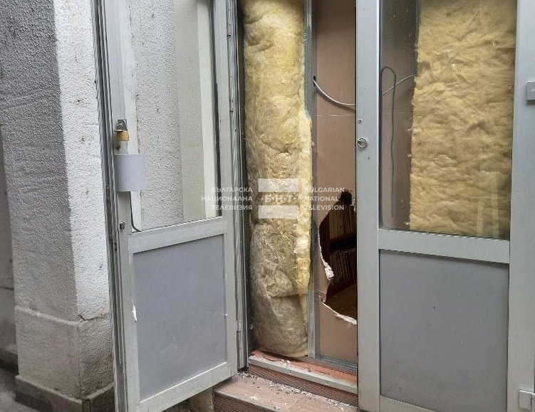 Ето какво оставиха след себе си вандалите, трошили българския клуб в Скопие СНИМКИ